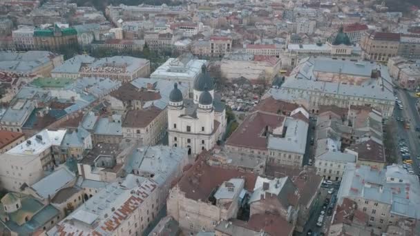 Aerial staden Lviv, Ukraina. Europeiska staden. Populära områdena i staden. Hustaken — Stockvideo