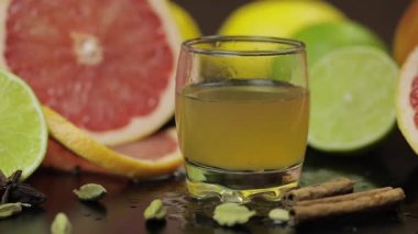 Yakınındaki bir alkollü kokteyl ile bir bardak limon dilimi düşüyor