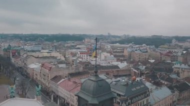 Lviv Opera üstünde uçan hava atış Ukrayna bayrağı. Avrupa şehir.