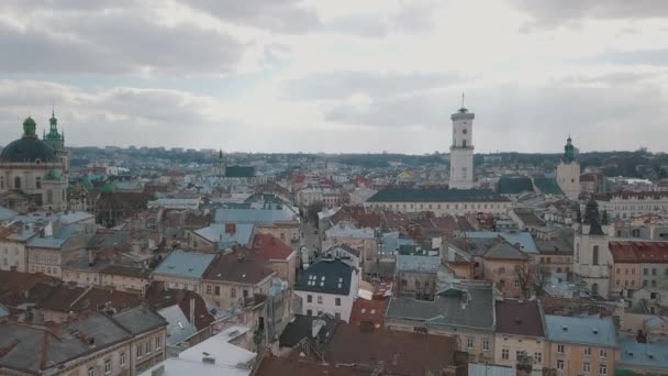 空中都市リヴィウ、ウクライナ。ヨーロッパの都市。街の人気のエリアです。屋根の上 — ストック動画