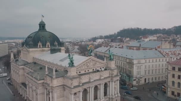 Aerial miasto Lwów. Europejskie miasto. Popularne obszary miasta. Opera we Lwowie — Wideo stockowe