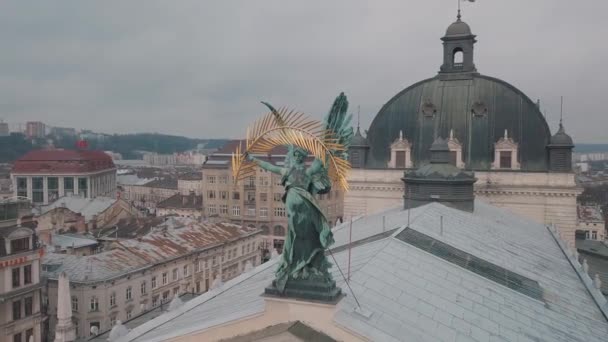 Aerial City Lviv, Ucrania. Ciudad Europea. Zonas populares de la ciudad. Ópera de Lviv — Vídeo de stock