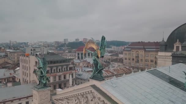 Aerial City Lviv, Ucrania. Ciudad Europea. Zonas populares de la ciudad. Ópera de Lviv — Vídeos de Stock