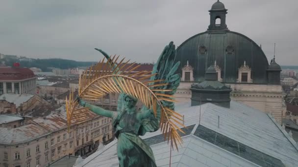 Aerial City Lviv, Ucrania. Ciudad Europea. Zonas populares de la ciudad. Ópera de Lviv — Vídeo de stock