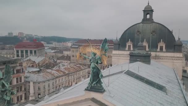 Εναέρια πόλης Λβιβ, Ουκρανία. Ευρωπαϊκή πόλη. Δημοφιλείς περιοχές της πόλης. Η Όπερα Lviv — Αρχείο Βίντεο