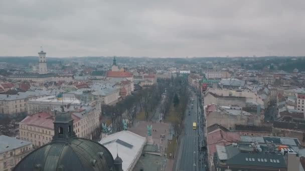 Aerial City Lviv, Ucrania. Ciudad Europea. Zonas populares de la ciudad. Ópera de Lviv — Vídeos de Stock