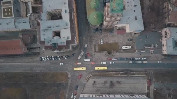 Εναέρια κυκλοφορία αυτοκινήτων επιβάρυνση. Rush hour. Παλιά πόλη Λβιβ, Ουκρανία — Αρχείο Βίντεο