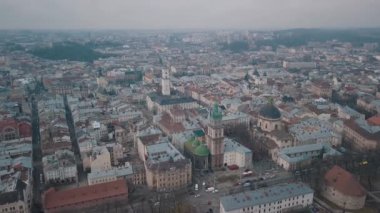 Aerial City Lviv, Ukrayna. Avrupa şehri. Şehrin Popüler Alanları. Dominikçe