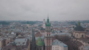 Aerial City Lviv, Ukrayna. Avrupa şehri. Şehrin Popüler Alanları. Dominikçe