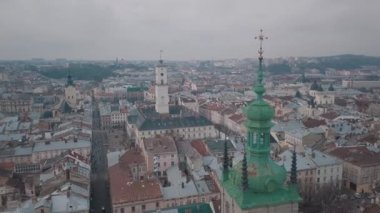 Aerial City Lviv, Ukrayna. Avrupa şehri. Şehrin Popüler Alanları. Ratush