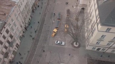 Aerial City Lviv, Ukrayna. Avrupa şehri. Turist Tramvayı Şehir Merkezine Gidiyor