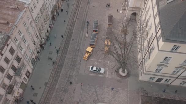 Aerial City Lviv, Ουκρανία. Ευρωπαϊκή πόλη. Τουριστική Tram Rides κάτω από το κέντρο της πόλης — Αρχείο Βίντεο