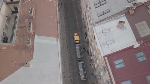 Aerial City Lviv, Ucraina. Oraşul European. Tramvaiul turistic coboară în centrul orașului — Videoclip de stoc