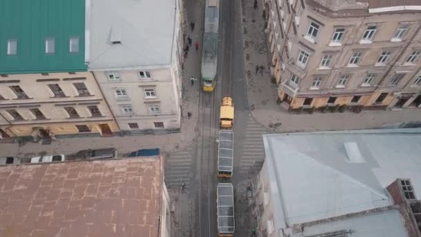 Aerial City Lviv, Ucraina. Città europea. Tram turistico cavalca giù per il centro città — Video Stock