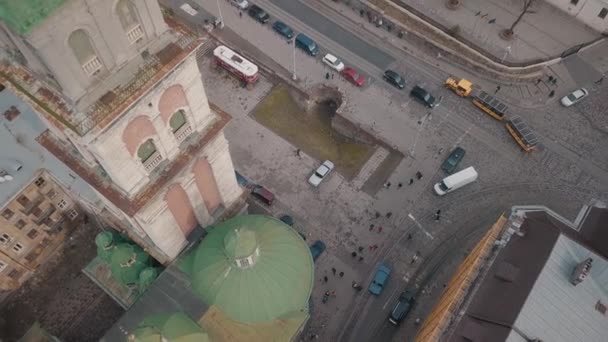 Aerial City Lviv, Ουκρανία. Ευρωπαϊκή πόλη. Τουριστική Tram Rides κάτω από το κέντρο της πόλης — Αρχείο Βίντεο