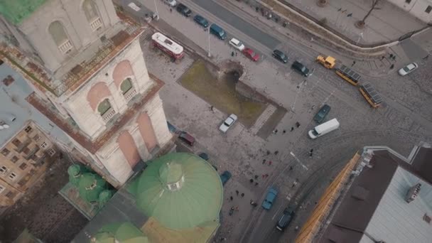 Miasto lotnicze Lwów, Ukraina. Europejskie Miasto. Turystyczny tramwaj jedzie w dół centrum miasta — Wideo stockowe