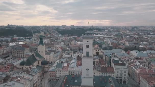 Воздушная панорама древнего европейского города Львов, Украина. Ратуша, Ратуш — стоковое видео