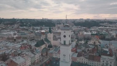 Antik Avrupa şehri Lviv, Ukrayna Hava Panoraması. Belediye Binası, Ratush