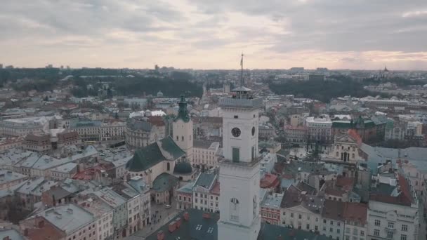 Воздушная панорама древнего европейского города Львов, Украина. Ратуша, Ратуш — стоковое видео