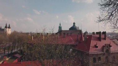 Hava çatılar ve sokaklar eski şehri Lviv, Ukrayna. Eski şehir merkezi parçası. Avrupa şehir. Popüler alanlarda. Antik kenti Panoraması. Belediye Binası. Dominik Kilisesi