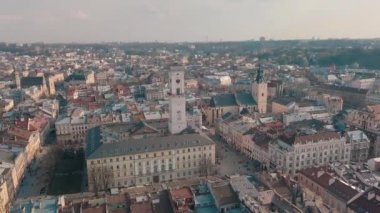 Hava çatılar ve sokaklar eski şehri Lviv, Ukrayna. Eski şehir merkezi parçası. Avrupa şehir. Popüler alanlarda. Antik kenti Panoraması. Belediye Binası. Dominik Kilisesi