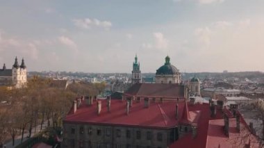 Hava çatılar ve sokaklar eski şehri Lviv, Ukrayna. Eski şehir merkezi parçası. Avrupa şehir. Popüler alanlarda. Antik kenti Panoraması. Belediye Binası. Dominik Kilisesi