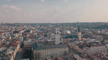 Hava çatılar ve sokaklar eski şehri Lviv, Ukrayna. Eski şehir merkezi parçası. Avrupa şehir. Popüler alanlarda. Antik kenti Panoraması. Belediye Binası. Dominik Kilisesi