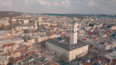 Hava çatılar ve sokaklar eski şehri Lviv, Ukrayna. Eski şehir merkezi parçası. Avrupa şehir. Popüler alanlarda. Antik kenti Panoraması. Belediye Binası. Dominik Kilisesi