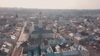 Hava çatılar ve sokaklar eski şehri Lviv, Ukrayna. Eski şehir merkezi parçası. Avrupa şehir. Popüler alanlarda. Antik kenti Panoraması. Belediye Binası. Dominik Kilisesi