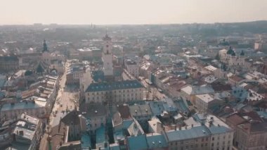 Hava çatılar ve sokaklar eski şehri Lviv, Ukrayna. Eski şehir merkezi parçası. Avrupa şehir. Popüler alanlarda. Antik kenti Panoraması. Belediye Binası. Dominik Kilisesi
