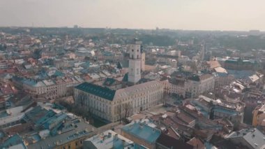 Hava çatılar ve sokaklar eski şehri Lviv, Ukrayna. Eski şehir merkezi parçası. Avrupa şehir. Popüler alanlarda. Antik kenti Panoraması. Belediye Binası. Dominik Kilisesi