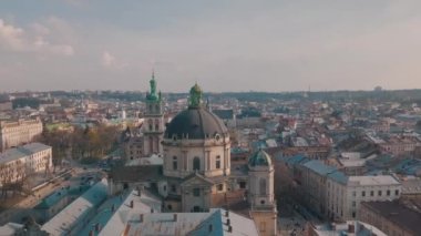 Hava çatılar ve sokaklar eski şehri Lviv, Ukrayna. Eski şehir merkezi parçası. Avrupa şehir. Popüler alanlarda. Antik kenti Panoraması. Belediye Binası. Dominik Kilisesi