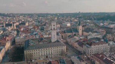 Hava çatılar ve sokaklar eski şehri Lviv, Ukrayna. Eski şehir merkezi parçası. Avrupa şehir. Popüler alanlarda. Antik kenti Panoraması. Belediye Binası. Dominik Kilisesi