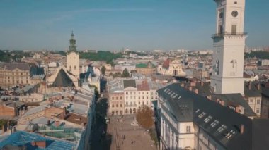 Hava çatılar ve sokaklar eski şehri Lviv, Ukrayna. Eski şehir merkezi parçası. Avrupa şehir. Popüler alanlarda. Antik kenti Panoraması. Belediye Binası. Dominik Kilisesi