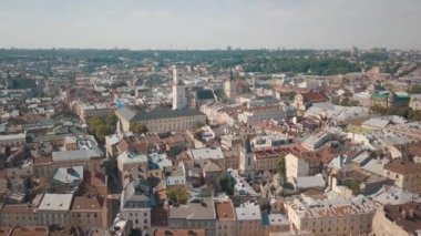 Hava çatılar ve sokaklar eski şehri Lviv, Ukrayna. Eski şehir merkezi parçası. Avrupa şehir. Popüler alanlarda. Antik kenti Panoraması. Belediye Binası. Dominik Kilisesi