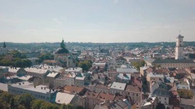 Hava çatılar ve sokaklar eski şehri Lviv, Ukrayna. Eski şehir merkezi parçası. Avrupa şehir. Popüler alanlarda. Antik kenti Panoraması. Belediye Binası. Dominik Kilisesi