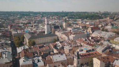 Hava çatılar ve sokaklar eski şehri Lviv, Ukrayna. Eski şehir merkezi parçası. Avrupa şehir. Popüler alanlarda. Antik kenti Panoraması. Belediye Binası. Dominik Kilisesi
