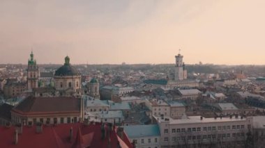 Hava çatılar ve sokaklar eski şehri Lviv, Ukrayna. Eski şehir merkezi parçası. Avrupa şehir. Popüler alanlarda. Antik kenti Panoraması. Belediye Binası. Dominik Kilisesi