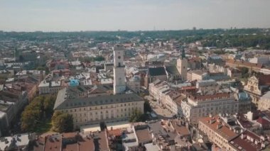 Hava çatılar ve sokaklar eski şehri Lviv, Ukrayna. Eski şehir merkezi parçası. Avrupa şehir. Popüler alanlarda. Antik kenti Panoraması. Belediye Binası. Dominik Kilisesi