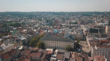 Hava çatılar ve sokaklar eski şehri Lviv, Ukrayna. Eski şehir merkezi parçası. Avrupa şehir. Popüler alanlarda. Antik kenti Panoraması. Belediye Binası. Dominik Kilisesi