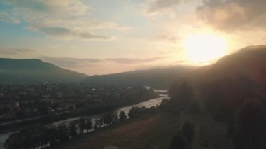 Takoz gün batımı. Havadan görünümü. Sis