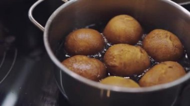 Çörek mutfakta yemek. Tencereye yağı kaynar ile