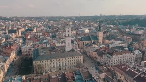 空中の屋根と通り古い都市リヴィウ ウクライナ 旧市街の中心部 ヨーロッパの都市 人気エリアです 古代の町のパノラマ 市庁舎 ドミニコ会教会 — ストック動画