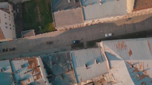 空中の屋根と通り古い都市リヴィウ ウクライナ 旧市街の中心部 ヨーロッパの都市 人気エリアです 古代の町のパノラマ — ストック動画