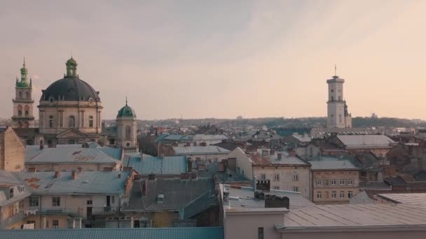 空中の屋根と通り古い都市リヴィウ ウクライナ 旧市街の中心部 ヨーロッパの都市 人気エリアです 古代の町のパノラマ 市庁舎 ドミニコ会教会 — ストック動画