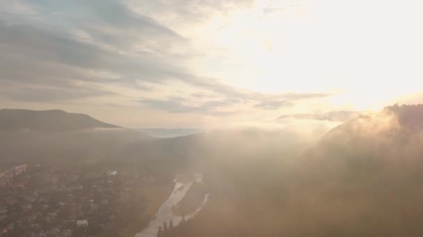Sonnenuntergang Halterungen Luftaufnahme Nebel — Stockvideo