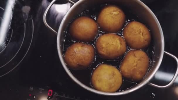 Koken Donuts Keuken Pan Met Kokende Olie — Stockvideo