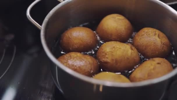 Krapfen Kochen Der Küche Topf Mit Kochendem — Stockvideo