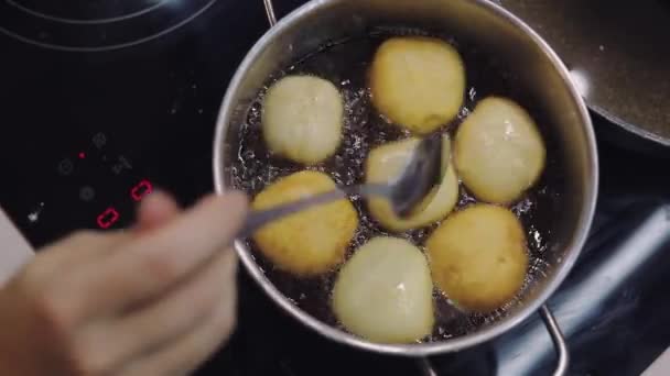 Krapfen Kochen Der Küche Topf Mit Kochendem — Stockvideo