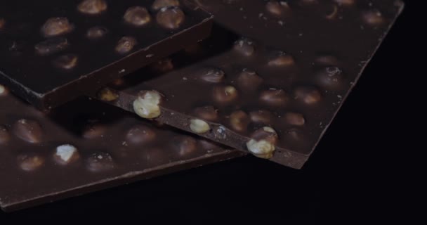 带有坚果细节的黑巧克力块减慢了特写宏的速度 巧克力条的前景 — 图库视频影像